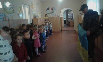 Жовтень 2017р. До дошкільнят в гості завітав з символічним подарунком Прапором України боєць АТО
